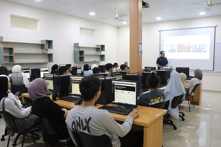 RHU workshop spreads technical knowledge on web development among high school students